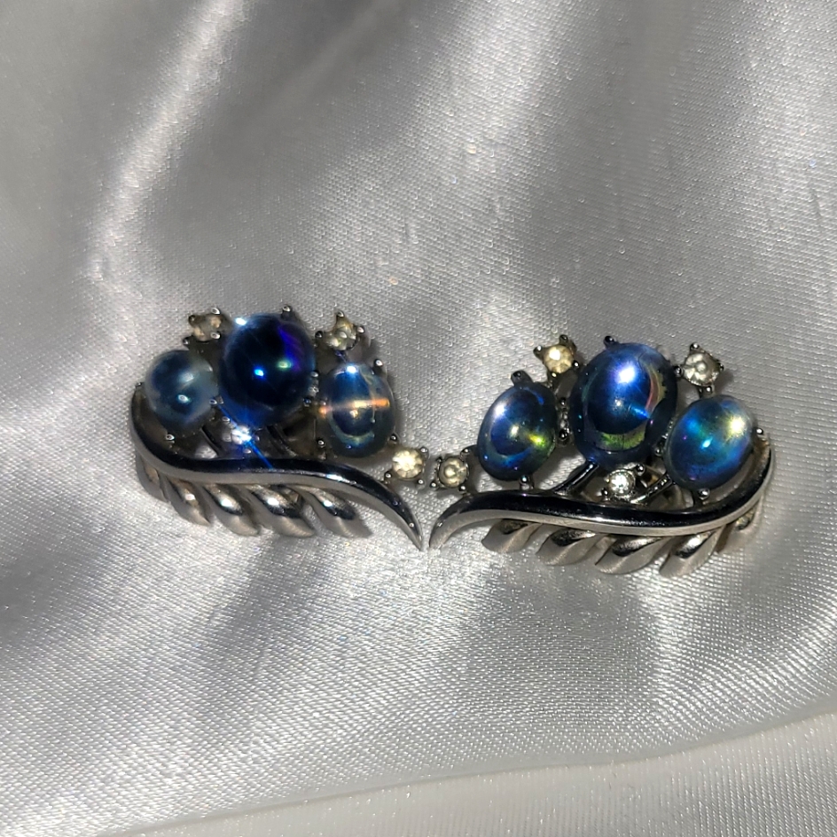 1956 Crown Trifari Trifari Reflections Jewel Fantasy Moonstone Cabochon Earrings 74$